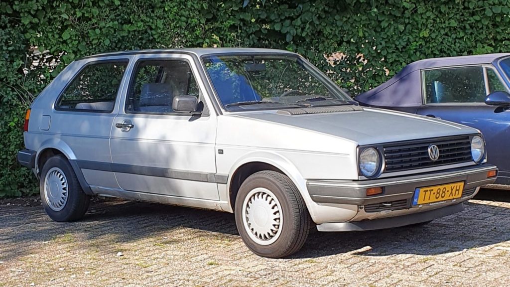 Foto van zilvergrijze VW Golf MK2 in rijdbare, maar niet gerestaureerde staat.